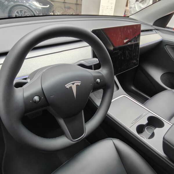 tesla saluée pour son système de conduite autonome innovant, offrant sécurité et performance sur la route.