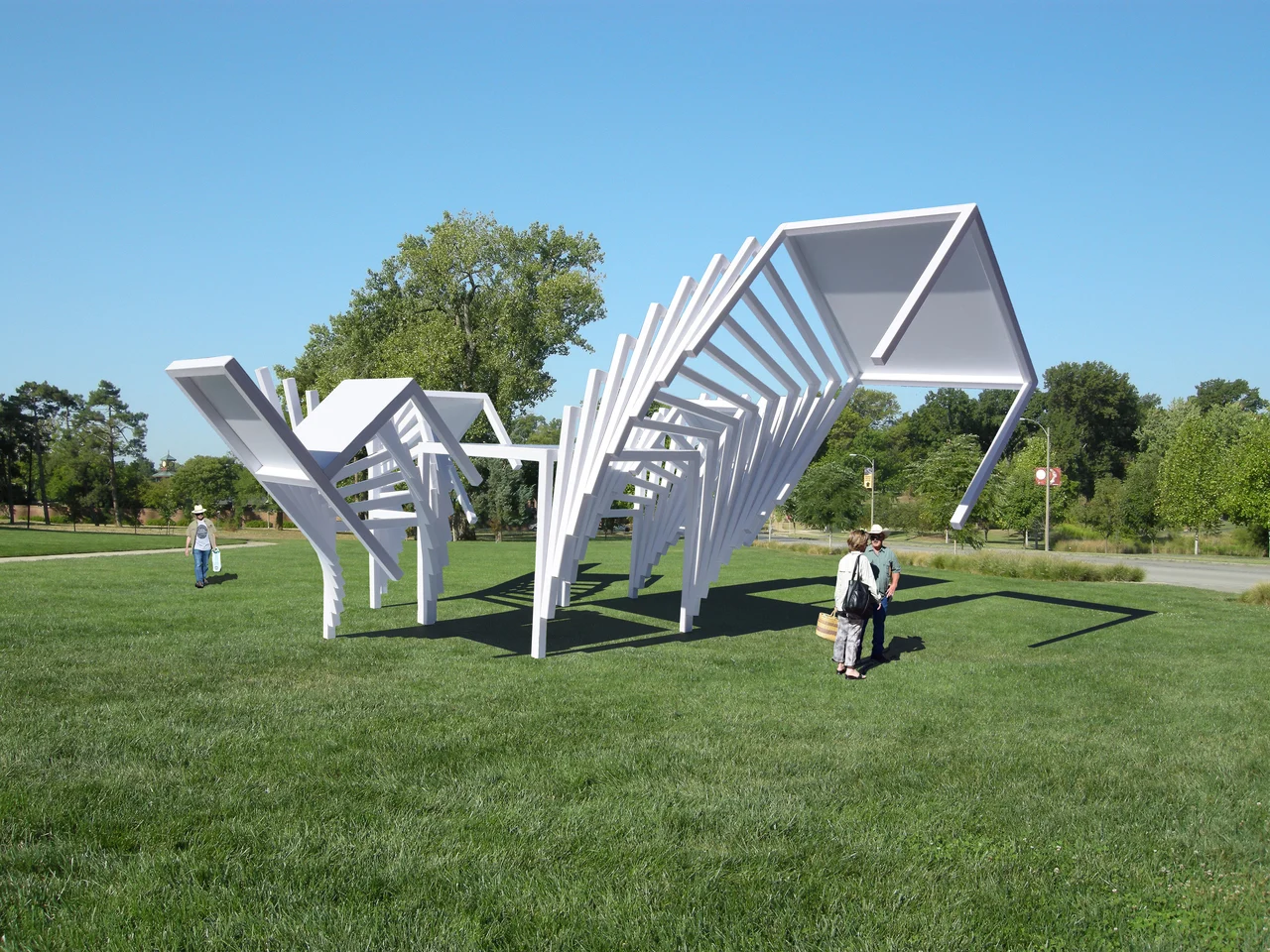 Découvrez Pourquoi Ces Chaises en Acier Sont Trop Grandes Pour y Asseoir: Une Expérience Inédite!