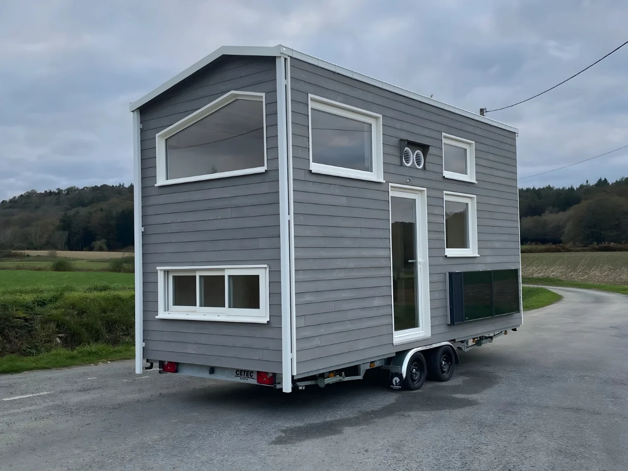 Découvrez la Tiny House Française Révolutionnaire avec Sa Chambre au Rez-de-Chaussée !