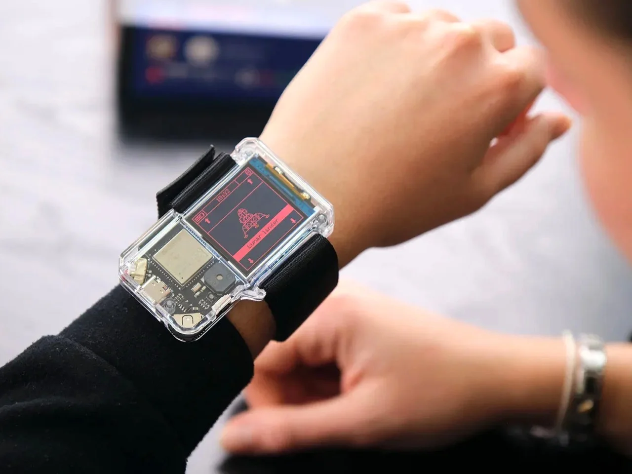 Découvrez la montre connectée NASA Artemis 2.0 : L’outil révolutionnaire pour initier vos enfants à la programmation Python !