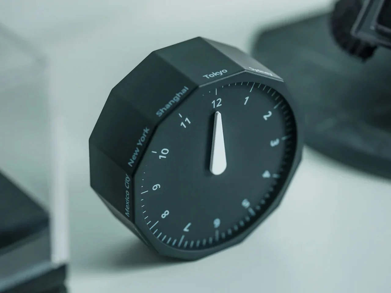 « Découvrez Cette Horloge Analogique Minimaliste Qui Va Révolutionner Votre Bureau ! »