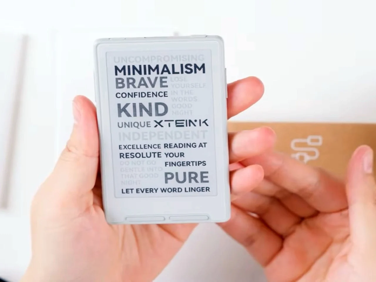 Découvrez le Plus Petit E-Reader à Accrocher à Votre iPhone – Une Révolution à Ne Pas Manquer !