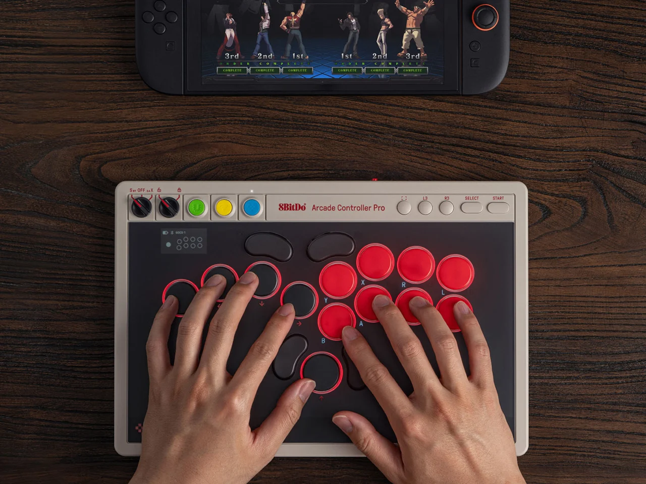 8BitDo Pro Fight Pad : la manette avec écran qui remplace l’application compagnon