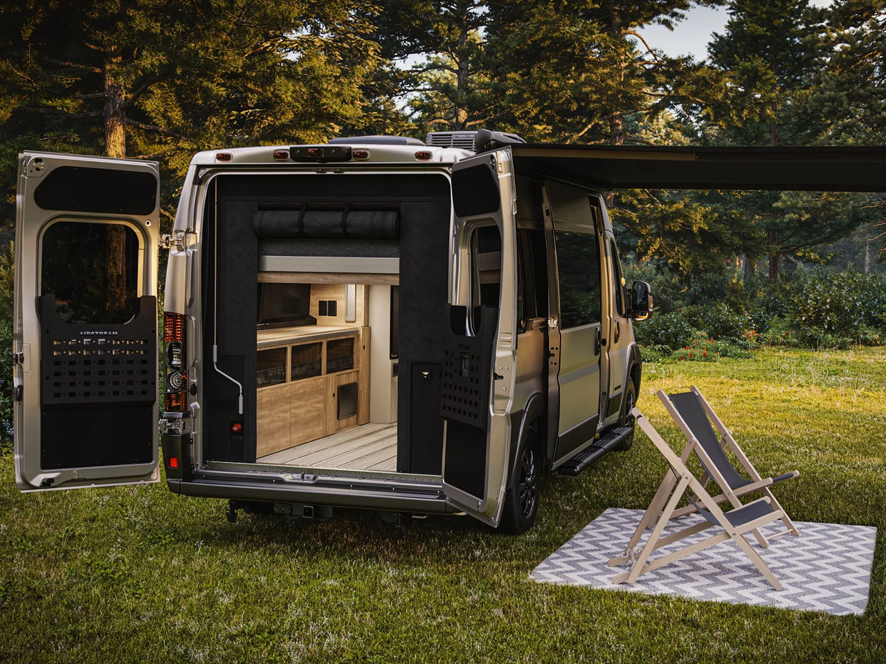 Airstream aménage un van camper avec lit pavillon motorisé pour 4 personnes sans toit relevable - plare. Airstream aménage un van camper avec lit pavillon motorisé pour 4 personnes sans toit relevable