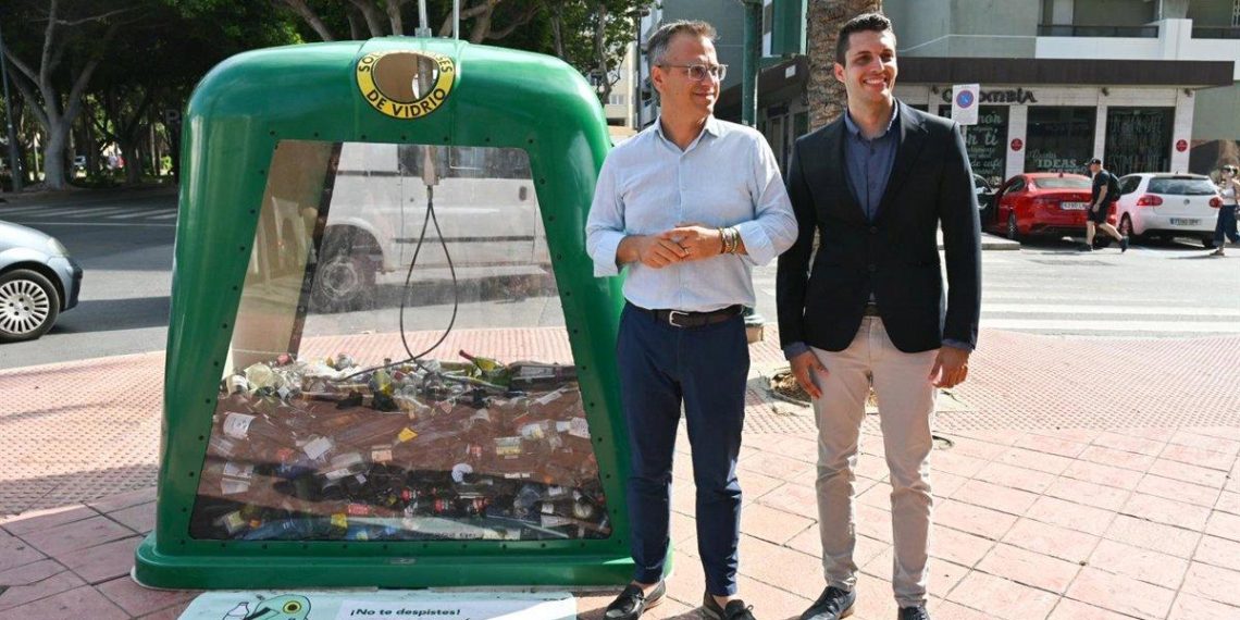 Almería installe un conteneur transparent pour rendre le recyclage du verre plus clair - plare. Almería installe un conteneur transparent pour rendre le recyclage du verre plus clair