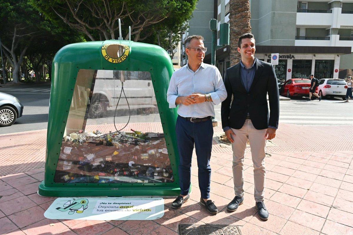 Almería installe un conteneur transparent pour rendre le recyclage du verre plus clair - plare. Almería installe un conteneur transparent pour rendre le recyclage du verre plus clair