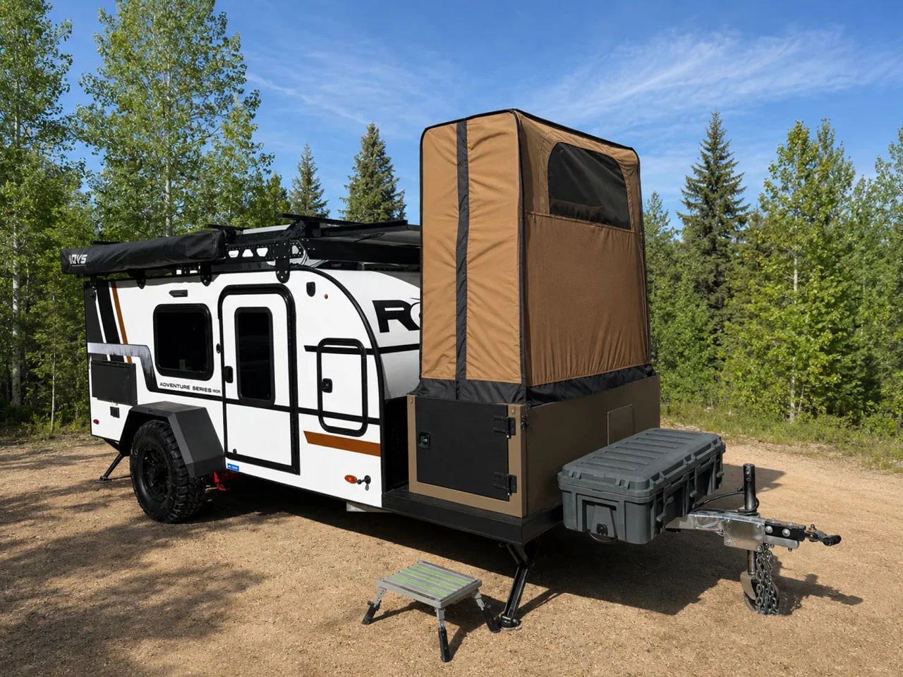 Encore RV intègre douche et toilettes complètes dans une remorque de camping de 12 pieds sans sacrifier l’espace de vie