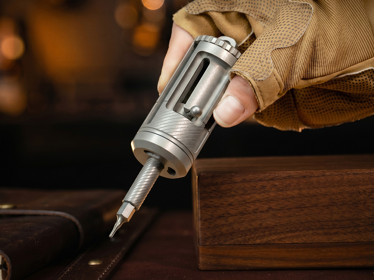 Tournevis en titane au design façon revolver, un fidget premium aussi beau qu’agréable en main - plare. Tournevis en titane au design façon revolver, un fidget premium aussi beau qu’agréable en main