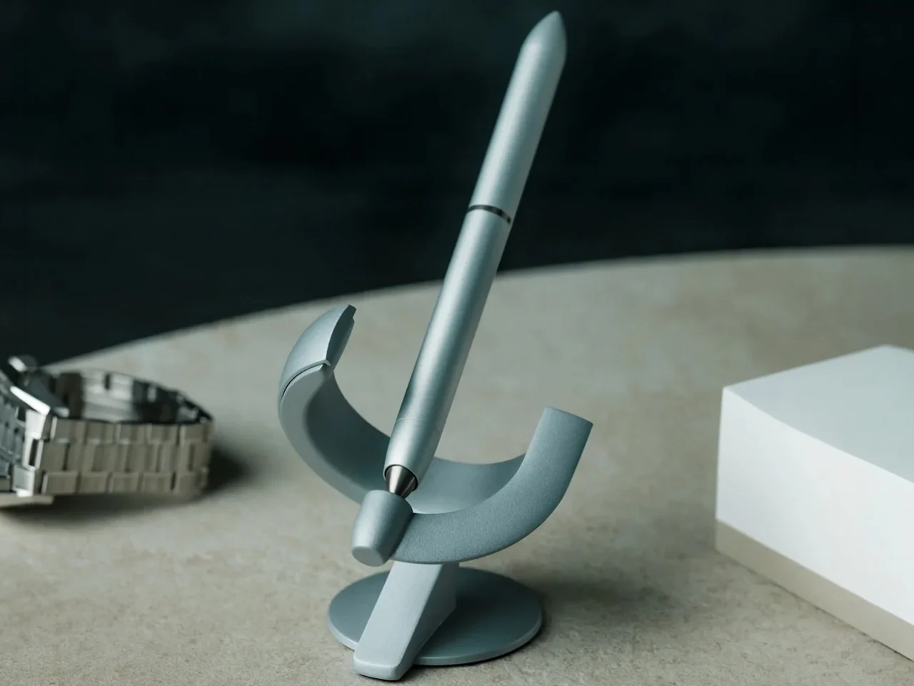 Le stylo flottant à 111 € qui ne fait pas qu’écrire : il tourne pendant 30 secondes