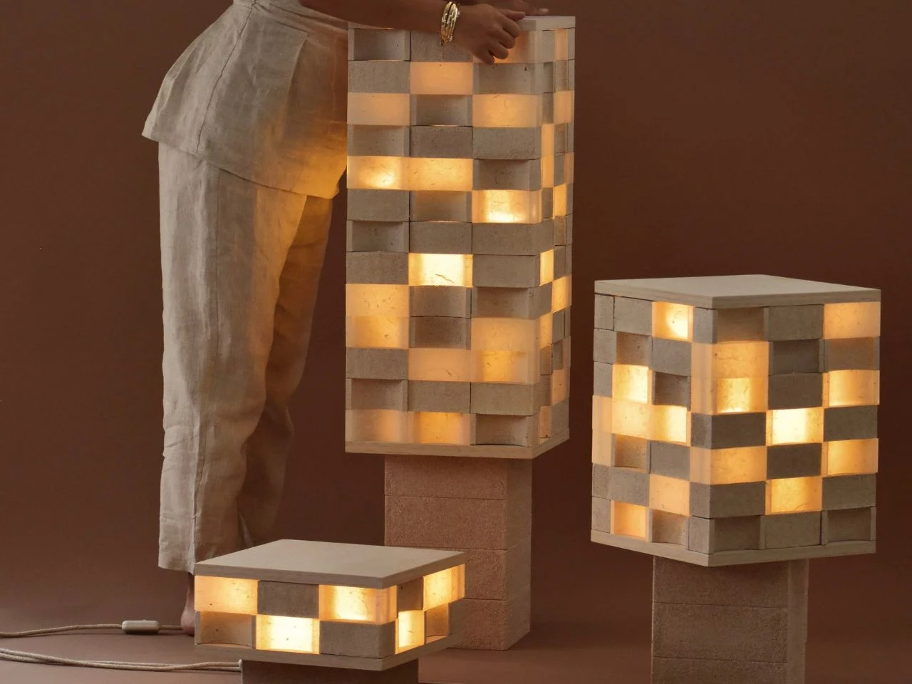Lampe modulaire primée en coquilles d’œufs recyclées : un éclairage sculptural design et durable