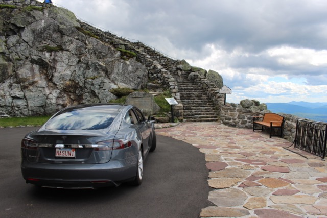 Choisir une plaque d’immatriculation personnalisée pour votre Tesla : idées, règles et tarifs en euros