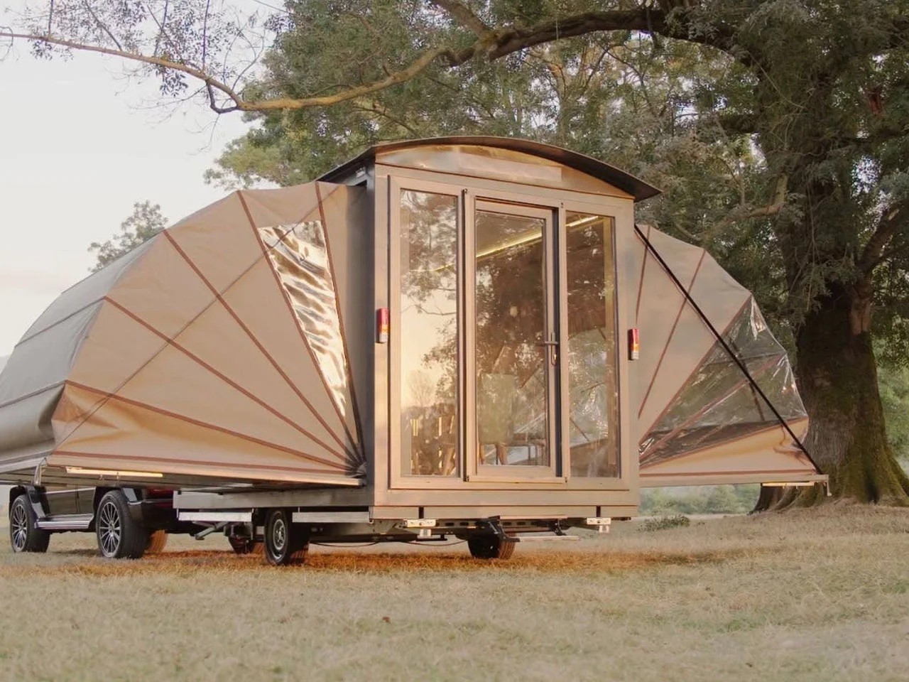 Mini House : une remorque camper off-grid extensible en accordéon qui double l’espace habitable