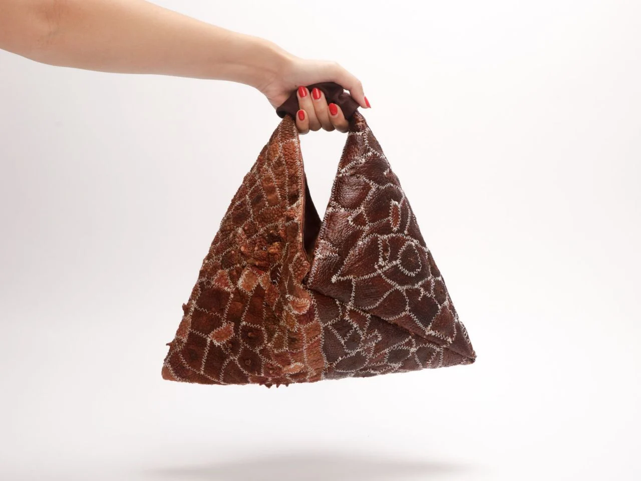 PEEL transforme des peaux de fruits jetées en textile vivant et durable