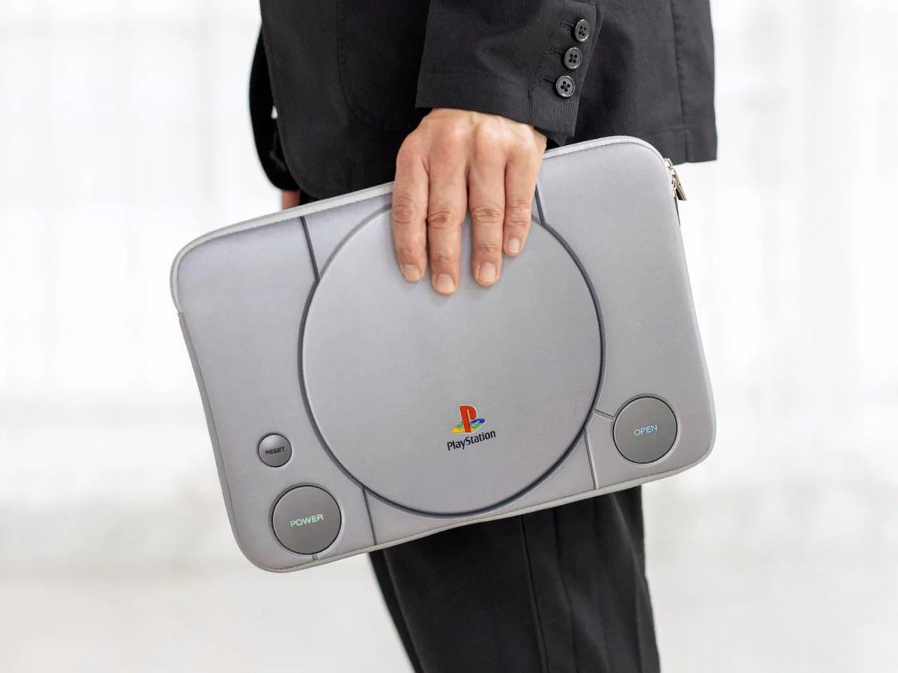 Sony relance la PlayStation originale avec une housse coussin pour laptop et tablette à environ 45 €