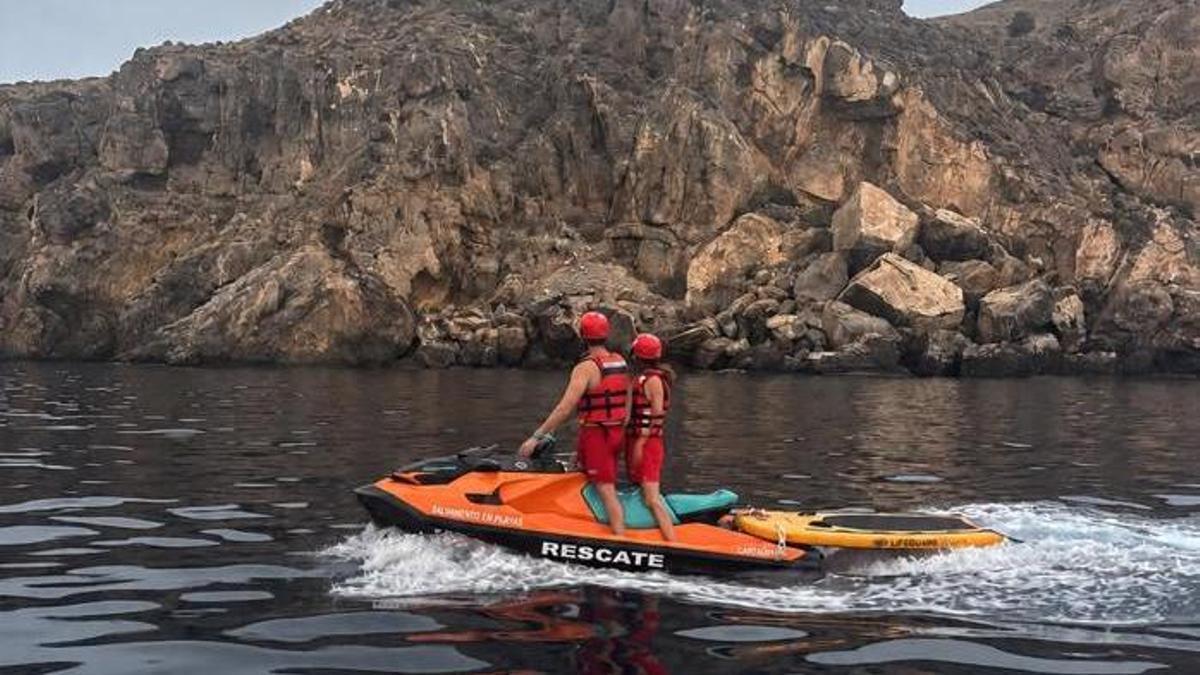 Secours héroïque d'une couple et de leur chien en paddle surf à Mazarrón - plare. Secours héroïque d’une couple et de leur chien en paddle surf à Mazarrón