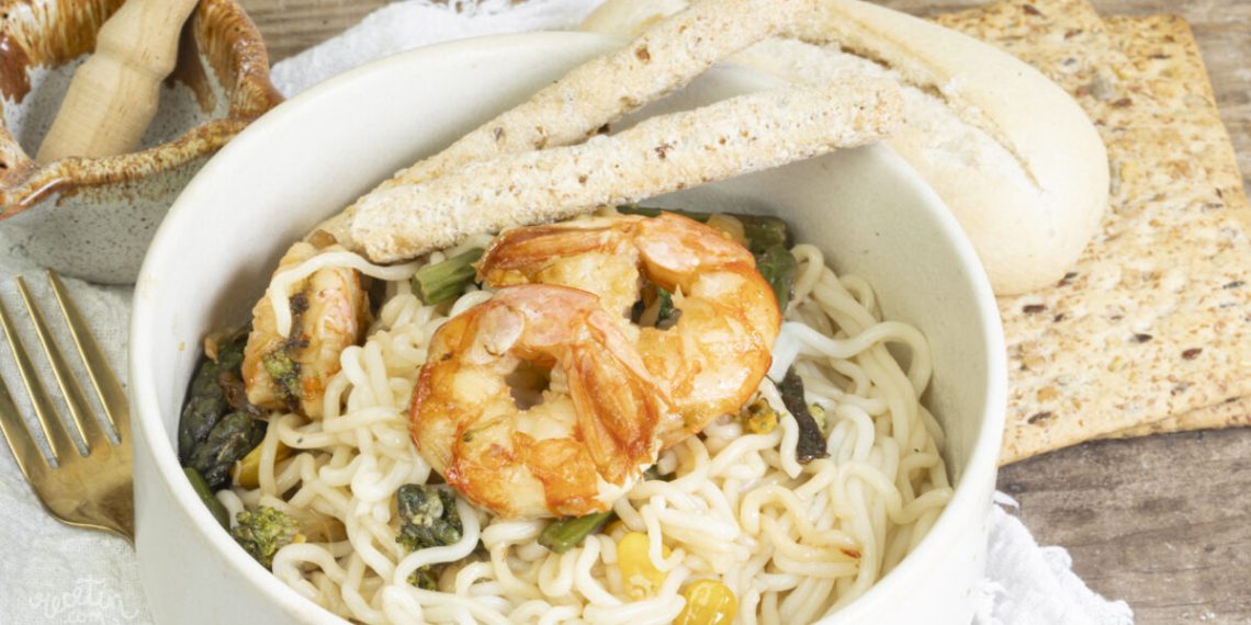 Savourez des nouilles aux légumes et gambons : une recette simple et délicieuse à essayer aujourd&rsquo;hui.