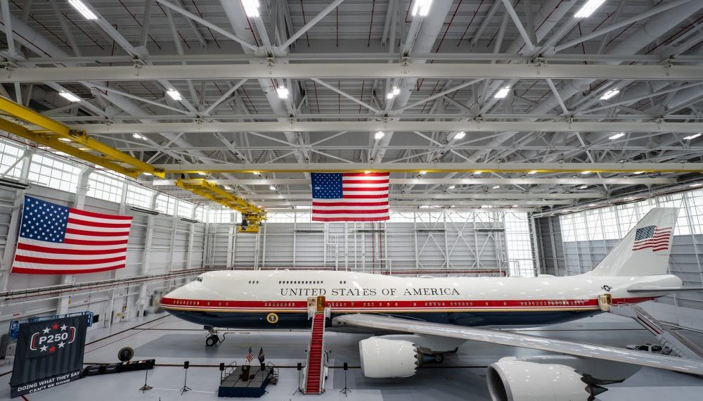 Trump dévoile un nouvel Air Force One avec la technologie de Musk