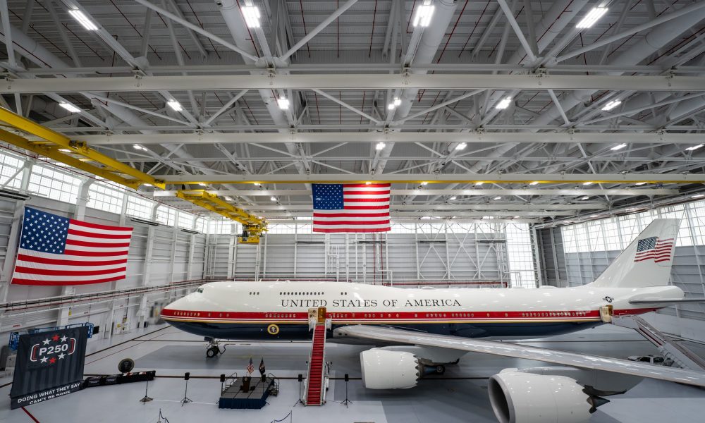 Trump dévoile un nouvel Air Force One avec la technologie de Musk