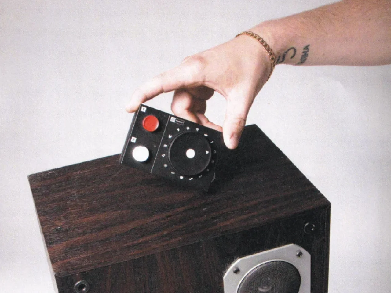 NTS Radio lance un lecteur à 153 € pour réinventer l’écoute radio sans choix - plare. NTS Radio lance un lecteur à 153 € pour réinventer l’écoute radio sans choix