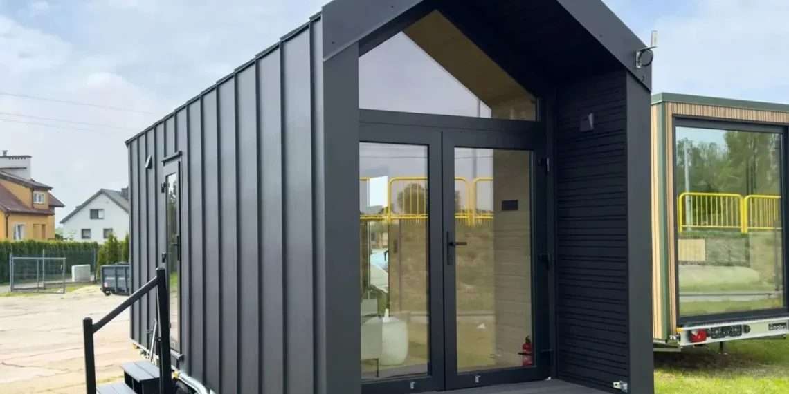La tiny house couleur chocolat séduit par son extérieur sombre et son intérieur étonnamment chaleureux - plare. La tiny house couleur chocolat séduit par son extérieur sombre et son intérieur étonnamment chaleureux