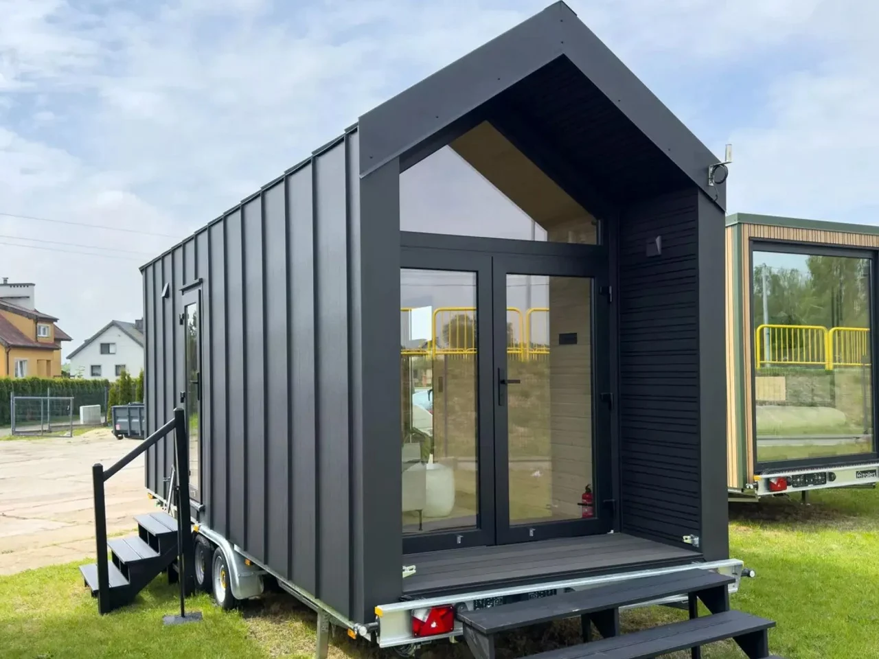 La tiny house couleur chocolat séduit par son extérieur sombre et son intérieur étonnamment chaleureux