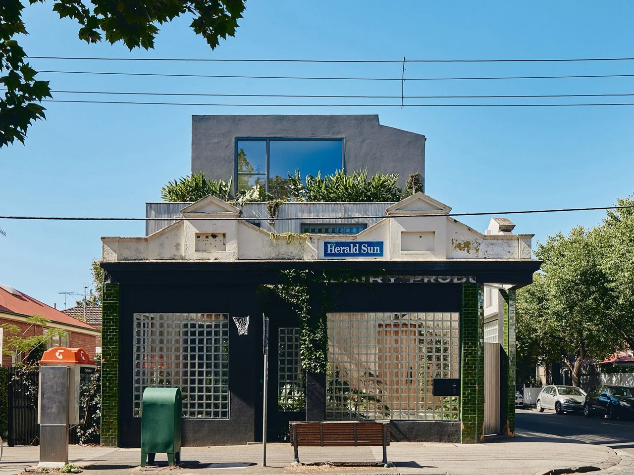 Melbourne : cette ancienne épicerie d’angle de 1910 devient une maison de trois étages avec jardin en façade - plare. Melbourne : cette ancienne épicerie d’angle de 1910 devient une maison de trois étages avec jardin en façade
