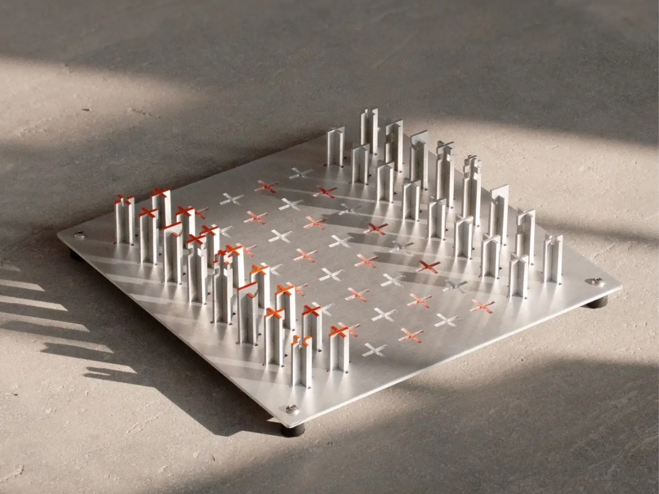 Cet architecte réinvente le jeu d’échecs design avec un plateau où le matériel fait l’esthétique