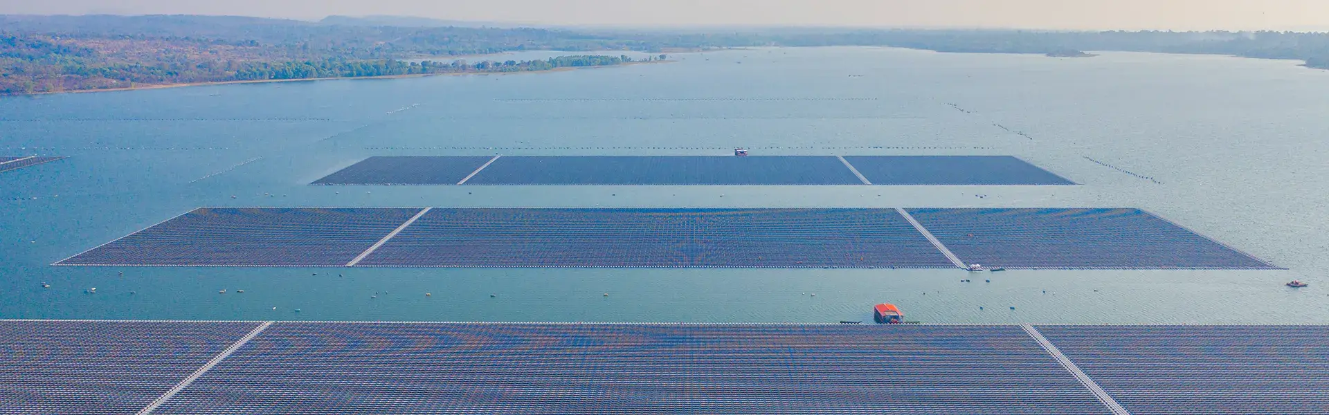 Guía completa de la energía solar flotante : estándares, funcionamiento y ventajas clave
