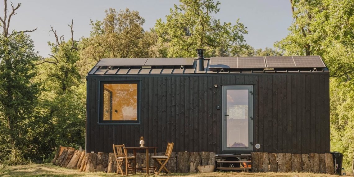 Cette tiny house suédoise autonome sur remorque sans mezzanine optimise chaque mètre carré sans rien gaspiller - plare. Cette tiny house suédoise autonome sur remorque sans mezzanine optimise chaque mètre carré sans rien gaspiller