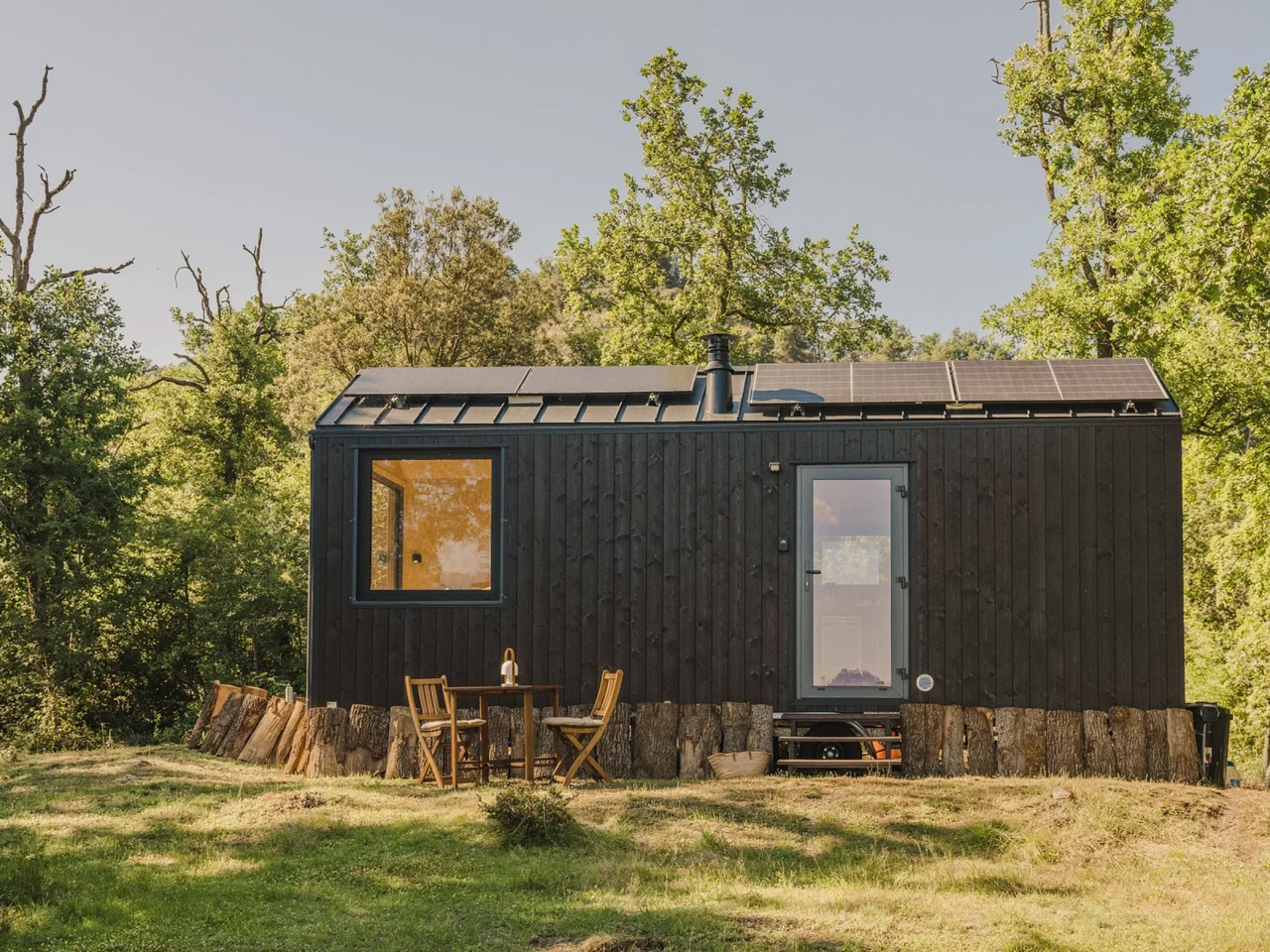 Cette tiny house suédoise autonome sur remorque sans mezzanine optimise chaque mètre carré sans rien gaspiller - plare. Cette tiny house suédoise autonome sur remorque sans mezzanine optimise chaque mètre carré sans rien gaspiller
