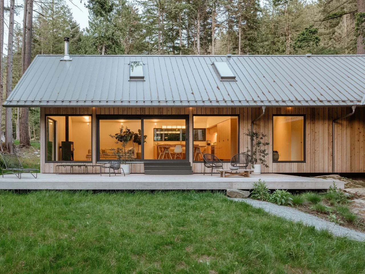 Cette maison suspendue entre deux souches anciennes frôle à peine le sol, une prouesse d’architecture écologique