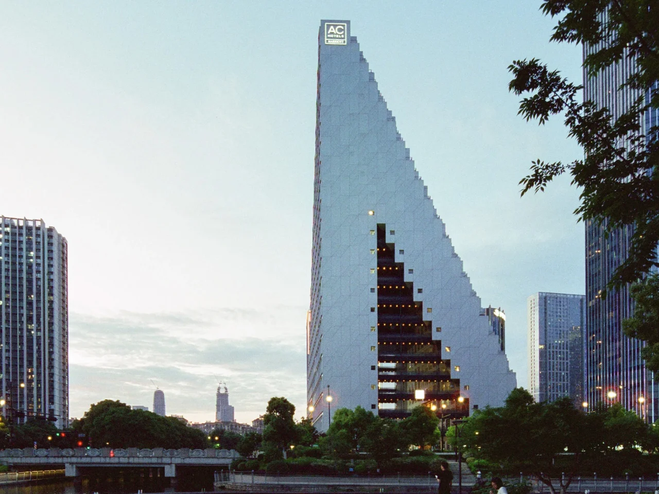 The Hangzhou Prism par OMA, un monument mixte emblématique pour la capitale tech de Chine