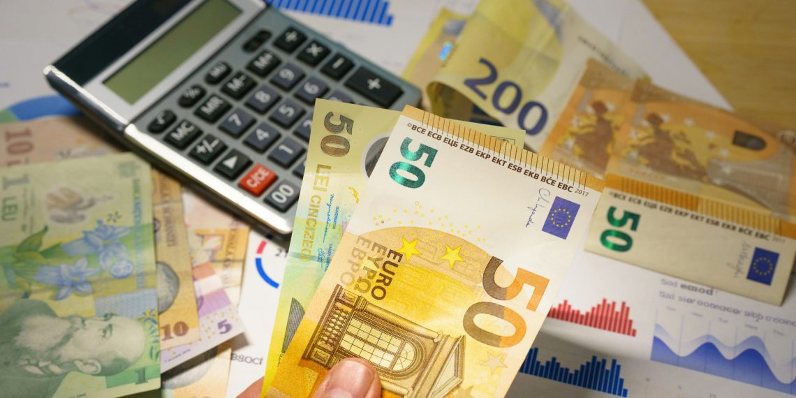 Comprendre la conversion de 2 200 USD en euros : quel montant net attendre ?