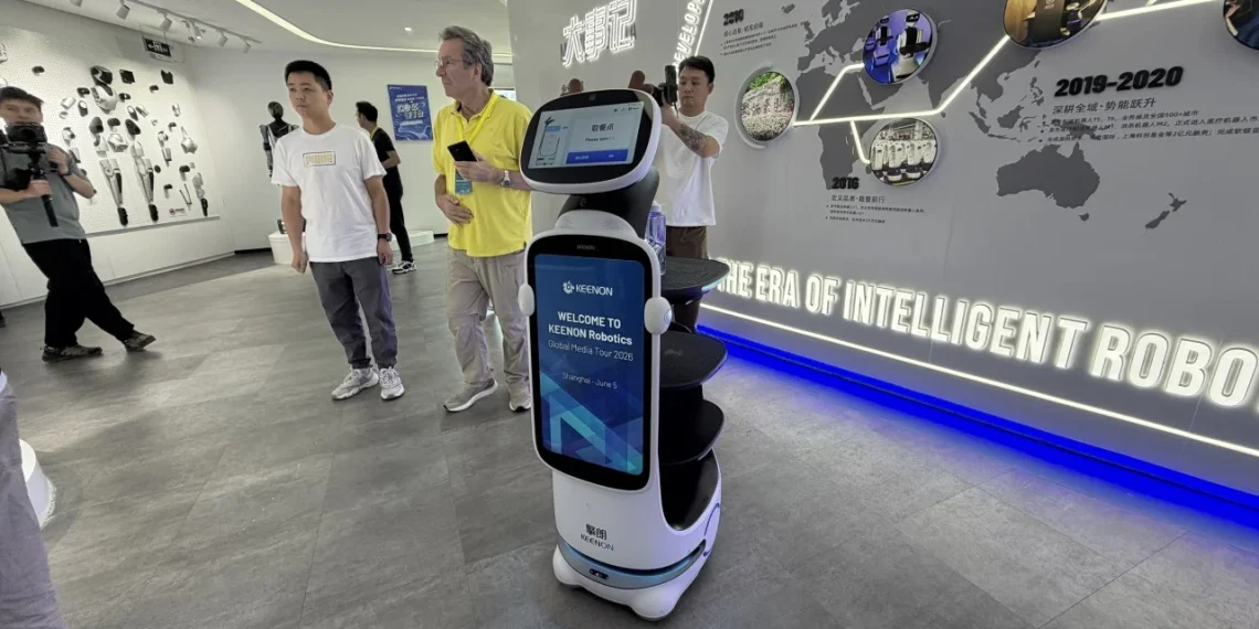 KEENON humanoid sert des boissons au GCS pendant que 100 000 autres robots transforment l’hôtellerie - plare. KEENON humanoid sert des boissons au GCS pendant que 100 000 autres robots transforment l’hôtellerie