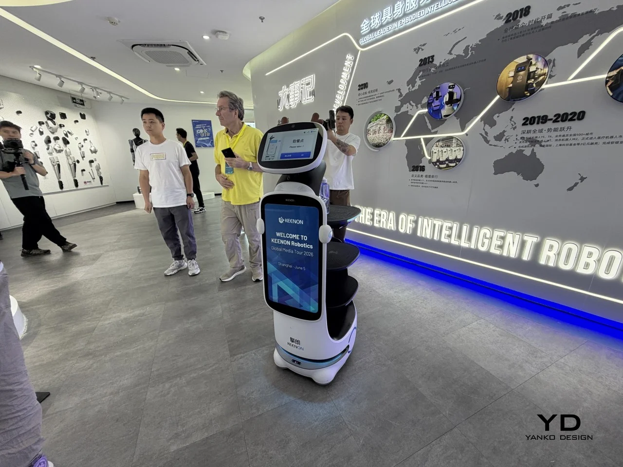 KEENON humanoid sert des boissons au GCS pendant que 100 000 autres robots transforment l’hôtellerie