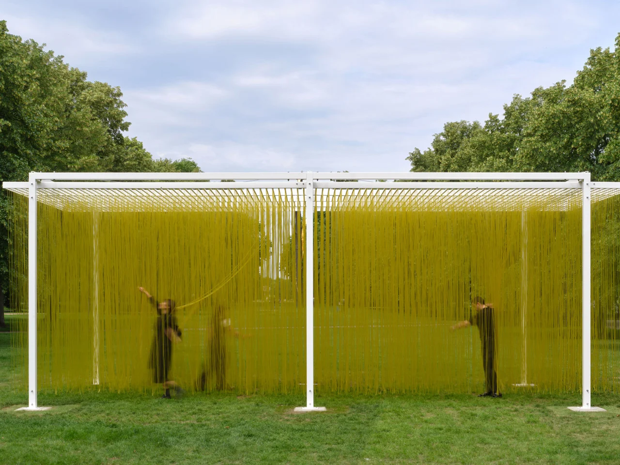 À Londres, une sculpture cinétique jaune lumineuse invite les visiteurs à la traverser - plare. À Londres, une sculpture cinétique jaune lumineuse invite les visiteurs à la traverser