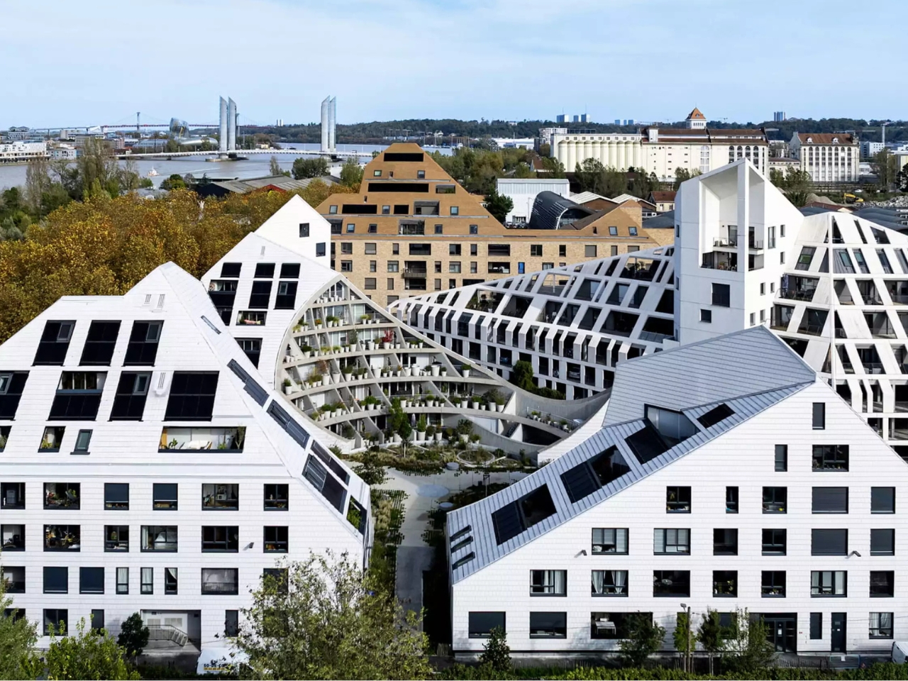 MVRDV transforme un bloc résidentiel avec une vallée secrète végétalisée au cœur du projet