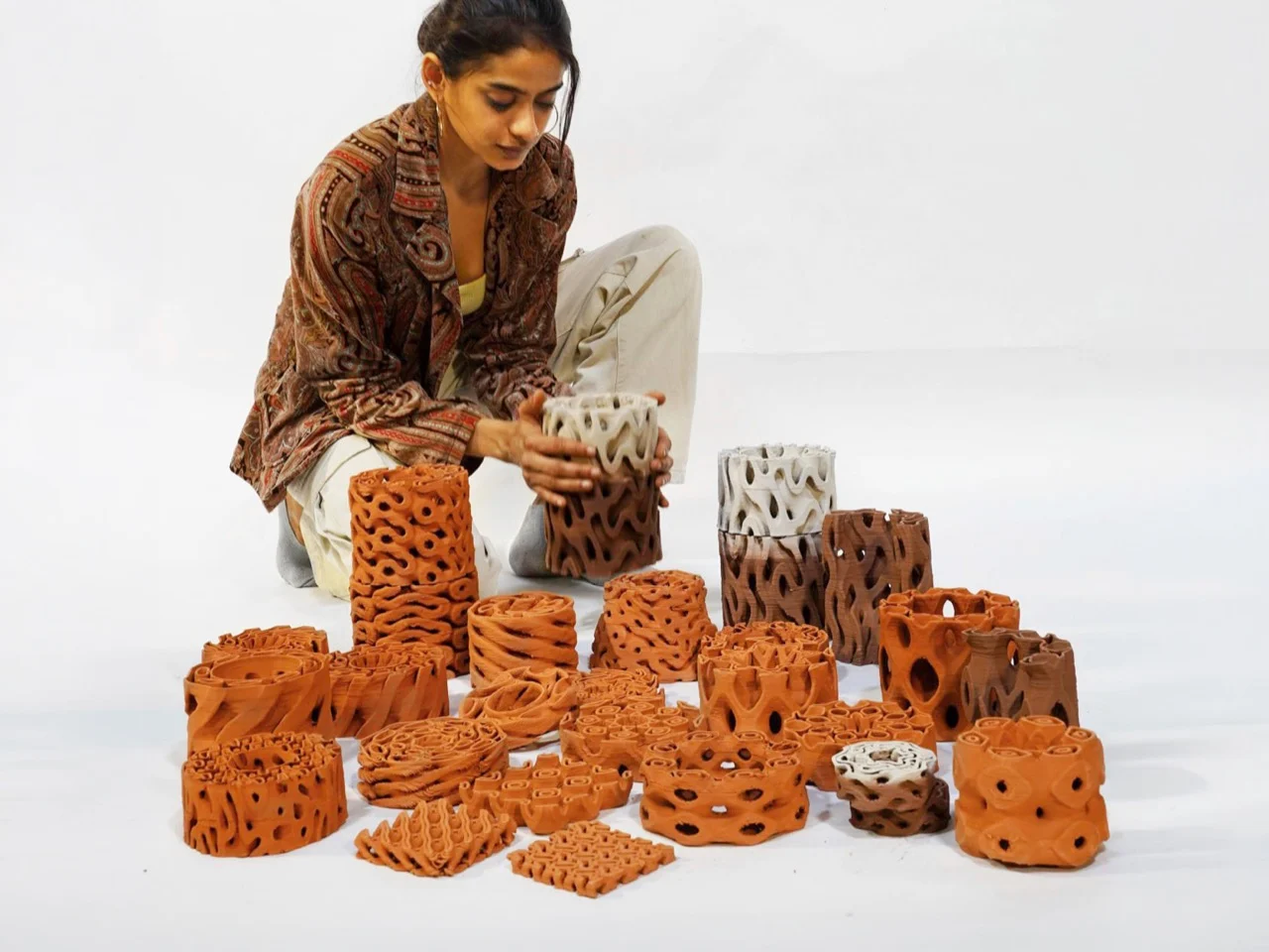 Construire des bâtiments au lieu de les fabriquer : cette structure en argile réinvente l’architecture durable - plare. Construire des bâtiments au lieu de les fabriquer : cette structure en argile réinvente l’architecture durable