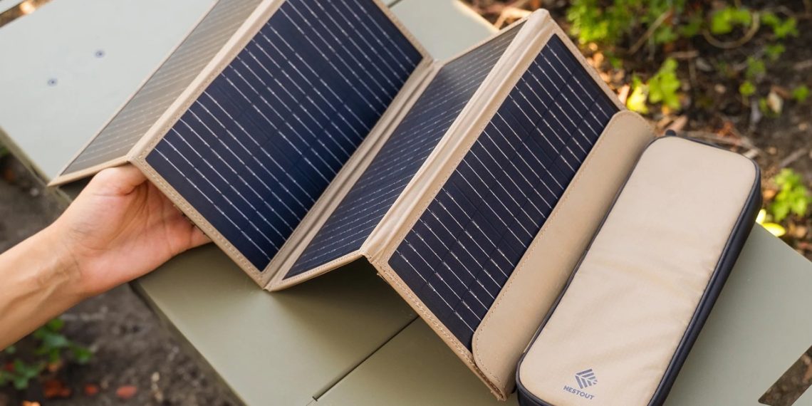 Chargeur solaire pliable pour camping : la solution ultra-compacte qui se range à plat - plare. Votre tente se plie, votre chaise de camping se range à plat, votre chargeur solaire aussi