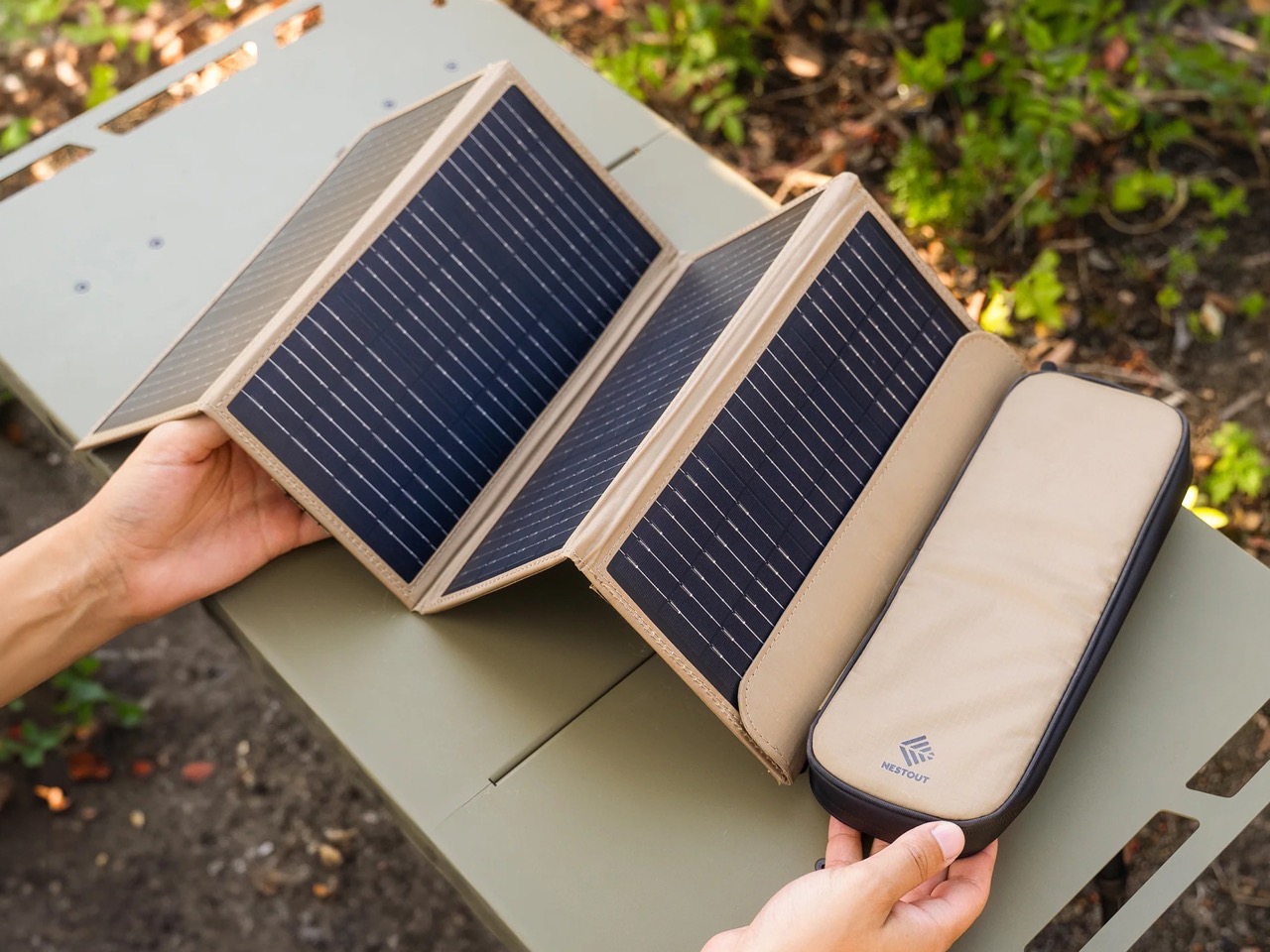 Votre tente se plie, votre chaise de camping se range à plat, votre chargeur solaire aussi