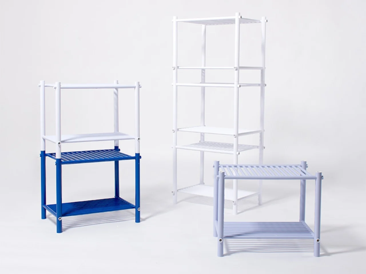 Un designer japonais crée une véritable étagère en feuilles de papier roulées