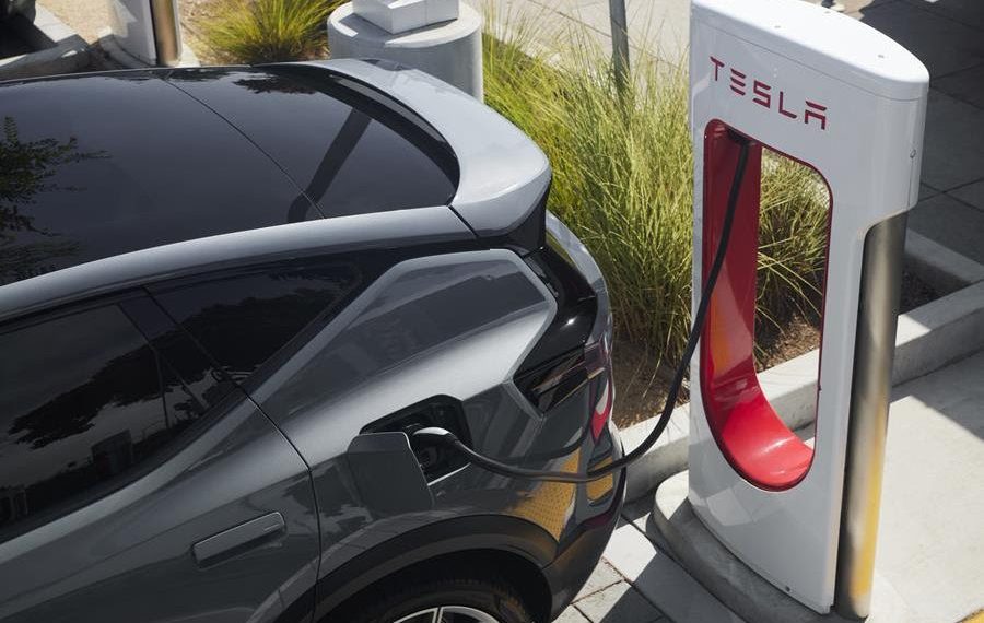 L’un des plus grands rivaux de Tesla interdit aux États-Unis : quel impact sur le marché des véhicules électriques ?