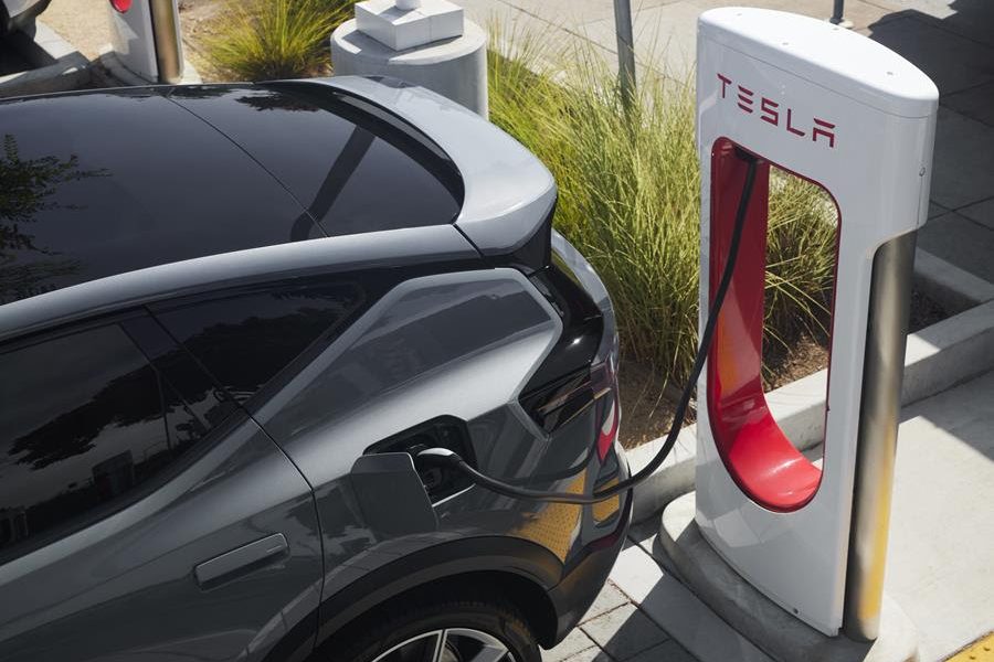 L’un des plus grands rivaux de Tesla interdit aux États-Unis : quel impact sur le marché des véhicules électriques ?
