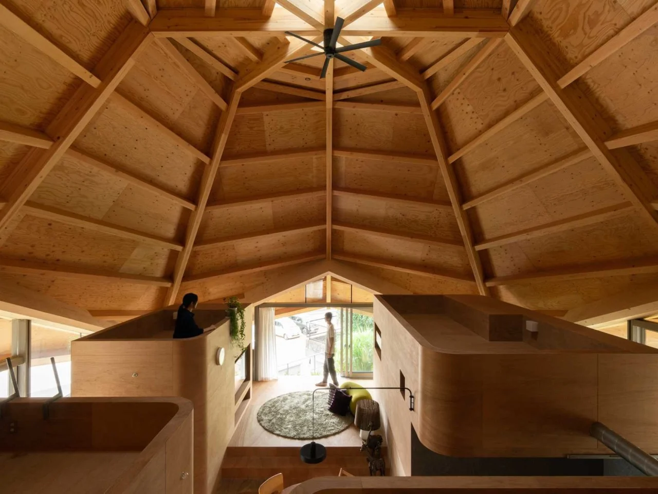 Maison araignée au Japon : une architecture modulaire sans pièces fixes qui évolue avec la famille