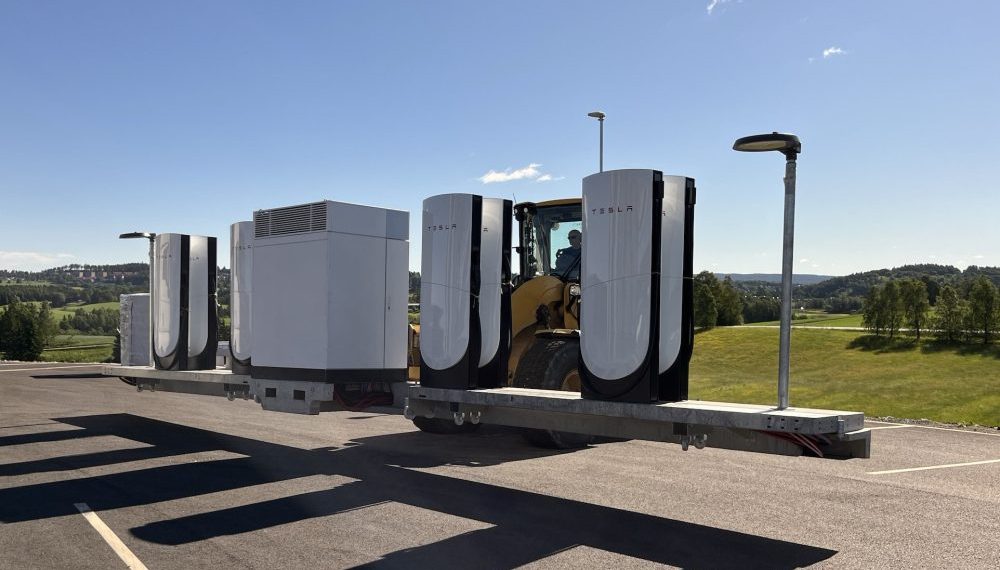 Tesla dévoile son premier Superchargeur pliant en Europe : une révolution pour la recharge électrique - plare. Tesla dévoile son premier Superchargeur pliant en Europe : une révolution pour la recharge électrique