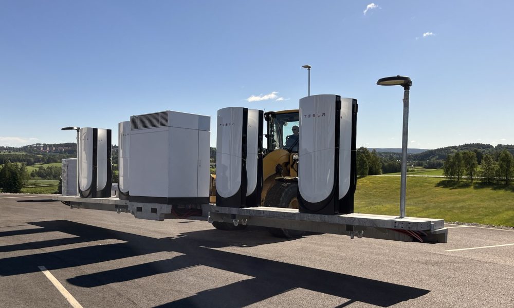 Tesla dévoile son premier Superchargeur pliant en Europe : une révolution pour la recharge électrique