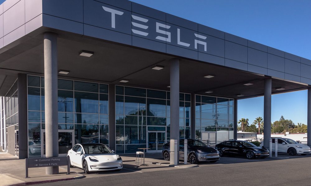 Tesla dénonce une couverture jugée injuste des accidents et relance le débat sur la sécurité automobile