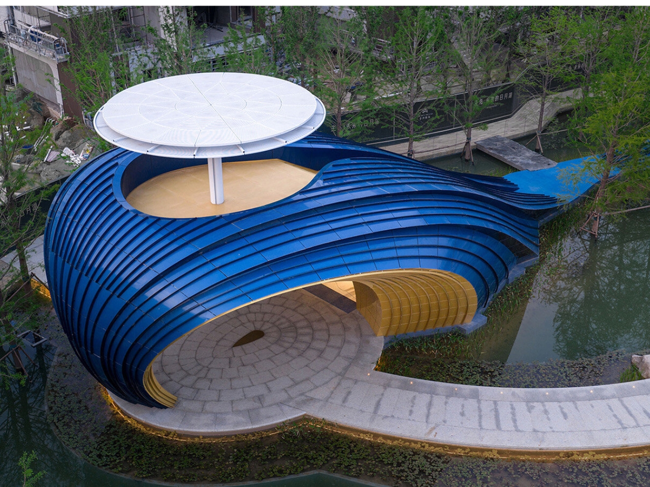 La baleine bleue de 60 tonnes que vous traversez pour rentrer chez vous : histoire insolite et architecture urbaine - plare. La baleine bleue de 60 tonnes que vous traversez pour rentrer chez vous : histoire insolite et architecture urbaine