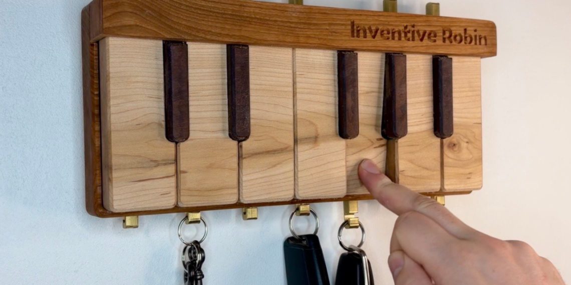 Porte-clés mural en forme de piano : chaque touche révèle un crochet en laiton caché - plare. Porte-clés mural en forme de piano : chaque touche révèle un crochet en laiton caché