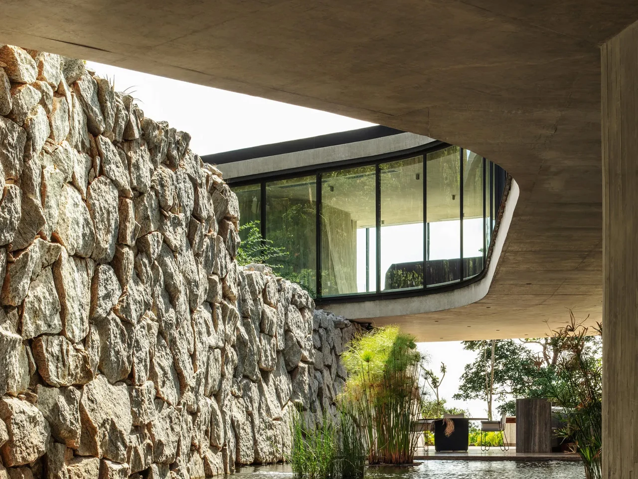 Tetro Arquitetura transforme une colline brésilienne complexe avec Xingu House en villa d’architecte exceptionnelle